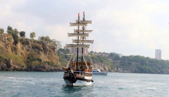 Fırtınaya yakalanan tur teknesi tamamen battı