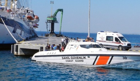 Göçmenler yakalandı, turistler limanda öz çekim yaptı