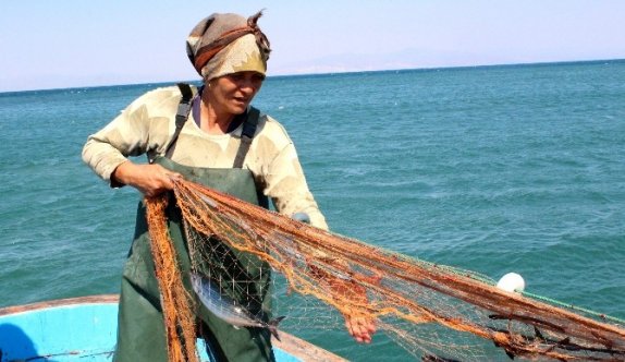 (Özel haber) Ağların sultanı ekmeğini denizden çıkartıyor