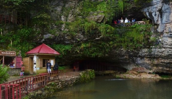 Yaklaşık 8 km uzunluğu ile dünyanın en uzun ikinci mağarası olarak kabul edilen Çal Mağarası’nı 35 bin turist ziyaret etti