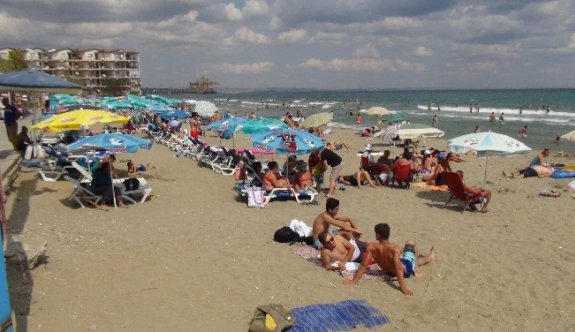 Yaz sezonunun son günleri sahiller tatilcilerle doldu