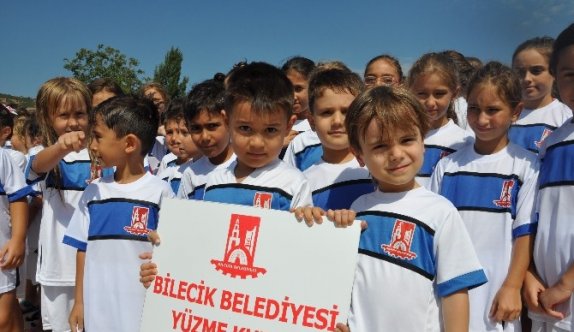 Yüzme kursunu başarıyla bitiren öğrencilere sertifikaları verildi