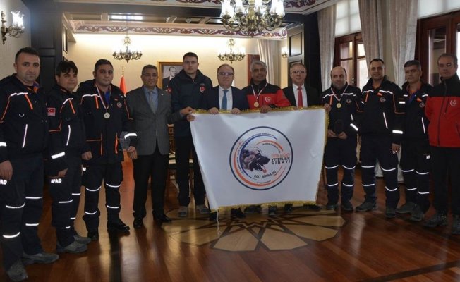 AFAD eğitiminden geçen köpekler sınavda ter döktü