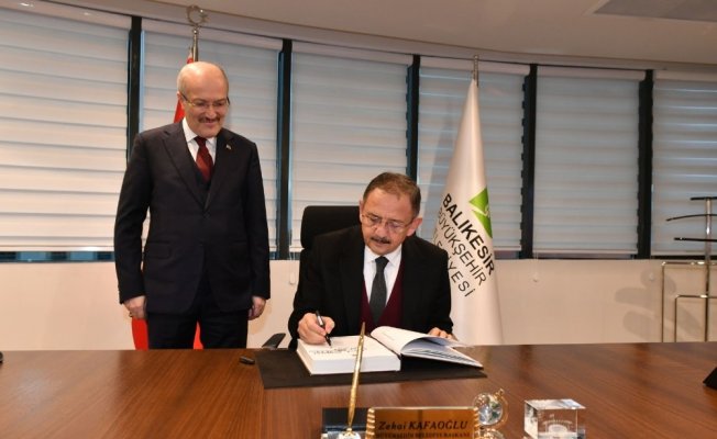 Bakan Özhaseki, Büyükşehir Belediyesini ziyaret etti