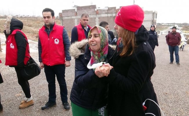 Evine roket düşen aile göz yaşlarına hakim olamadı