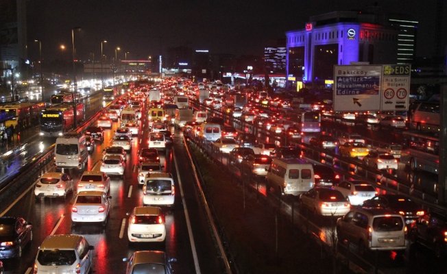 İstanbul’da sağanak yağış trafiği olumsuz etkiledi