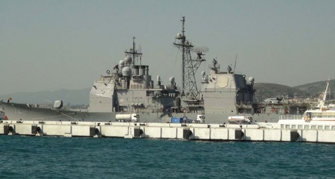 İzmir&#039;de askeri gemide yangın: 11 asker hastaneye kaldırıldı