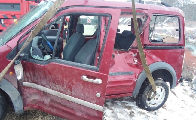 Kamyonet nehre uçtu, 4 kişi yüzerek kurtuldu