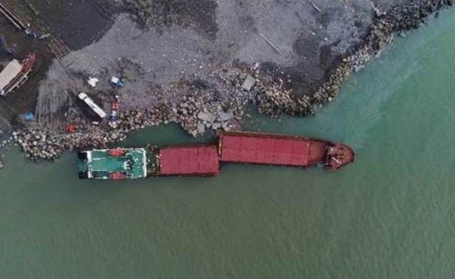 Karaya Oturarak İkiye Bölünen Gemi Havadan Görüntülendi
