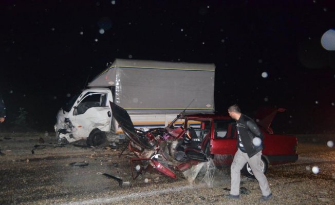 Manisa’da kamyonet ile otomobil kafa kafaya çarpıştı: 6 yaralı