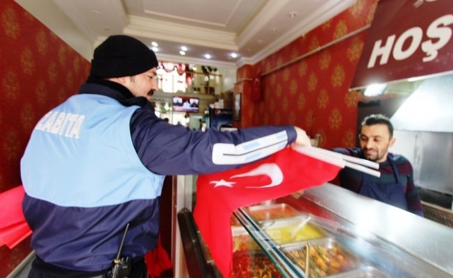 Mehmetçik’e destek için bayrak dağıtıldı