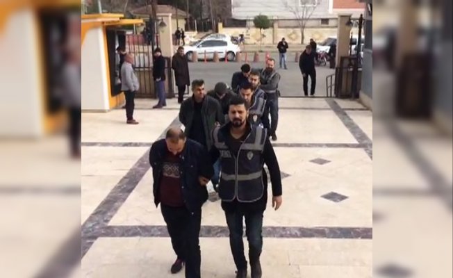 Polis kılığına giren 3 kişi yakalandı