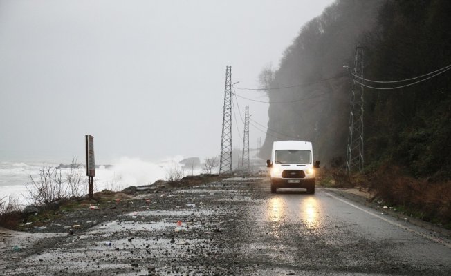 Rize’de dev dalgalar otoyola çıktı
