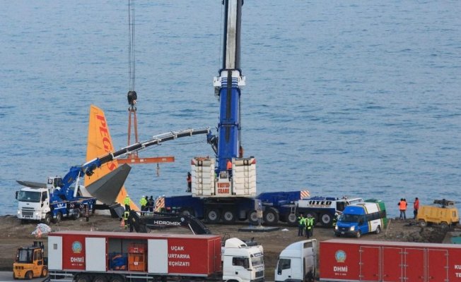 Trabzon’da pistten çıkan uçağı kurtarma çalışmaları devam ediyor