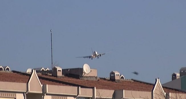 Uçaklar lodosta beşik gibi sallandı