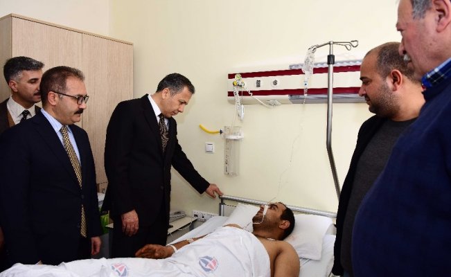 Vali Yerlikaya, Kilis’e düşen roketle yaralanan Mustafa Kara’yı ziyaret etti