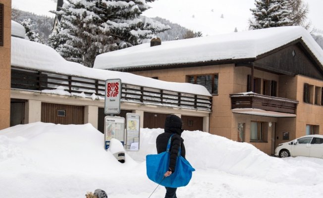 Yoğun kar yağışı İsviçre’de kara ve demiryollarını kapattı
