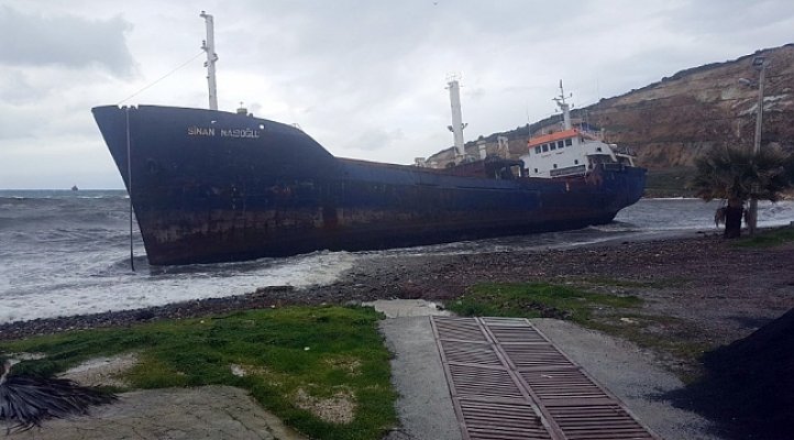 Yük gemisi fırtına nedeniyle karaya oturdu