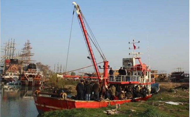 Balıkçı Teknesinde 208 Kaçak Göçmen Yakalandı
