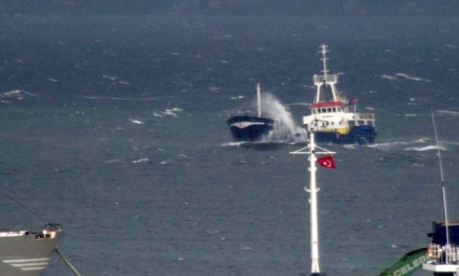 Bandırma'da fırtına seferleri iptal ettirdi! Bir yük gemisi tehlike atlattı