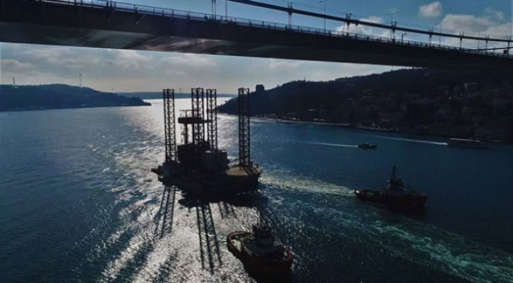 Dev platform ikinci denemesinde İstanbul Boğazı'ndan geçti