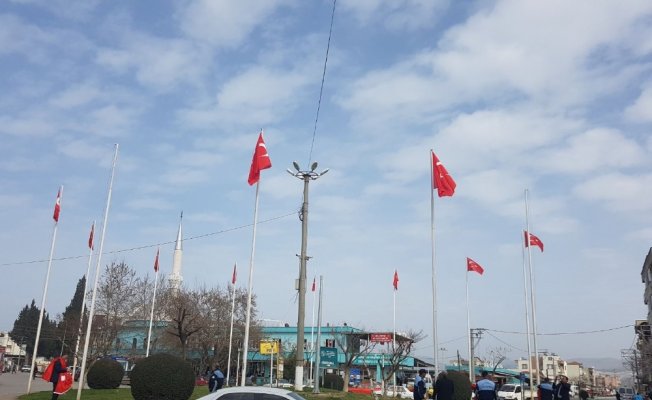 Gölmarmara’daki Türk bayrakları yenilendi