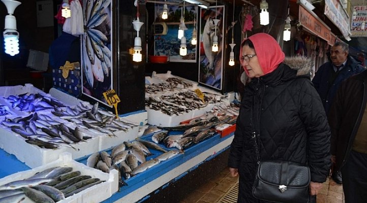 Hamsi kıyılardan sonra tezgâhları da terk etti