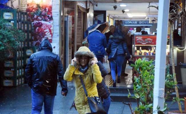 İzmir’de fırtına hayatı olumsuz etkiledi