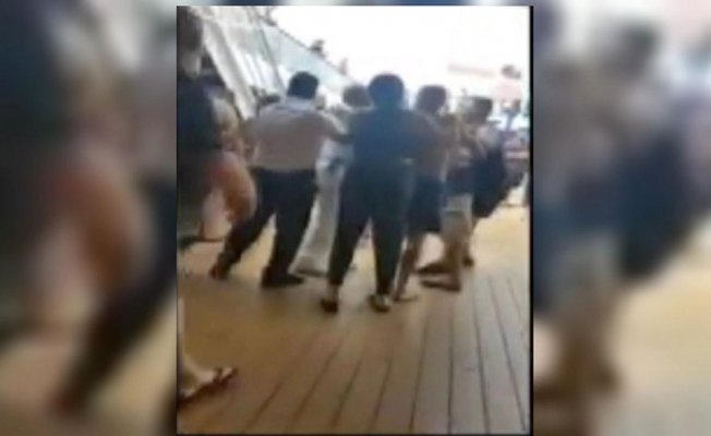 Kruvaziyer gemisi karıştı