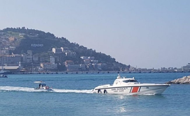 Kuşadası Körfezi’nde arızalanan teknedeki 3 kişi kurtarıldı