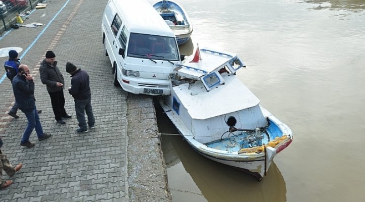 Minibüs balıkçı teknesine çarptı