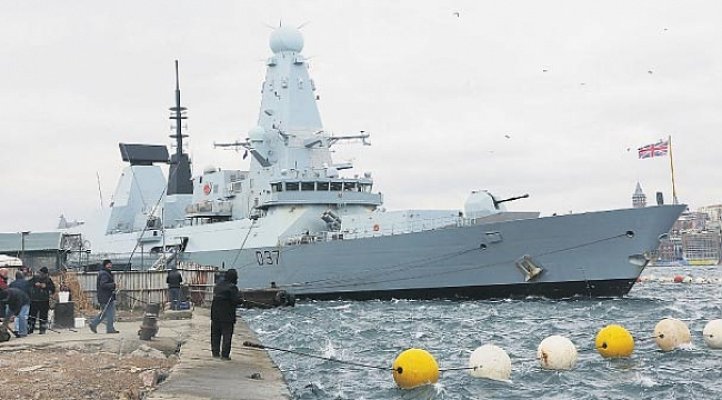 NATO savaş gemisi İstanbul&#039;a demir attı