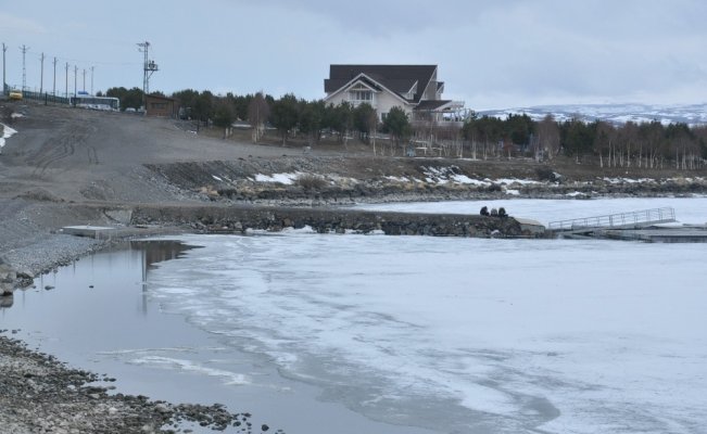 Çözülen buza aldırış etmeden üzerine çıkıp halay çektiler