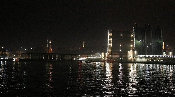 Karaköy İskelesi Haliç Tersanesine getirildi