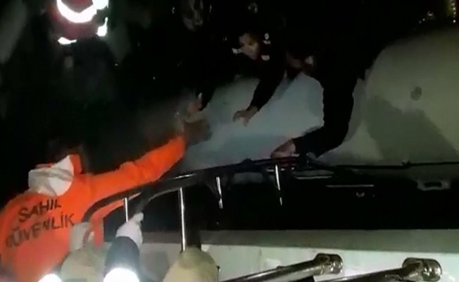 Kuşadası Körfezi’nde ’imdat" çağrısı yapan kaçak göçmenleri sahil güvenlik kurtardı