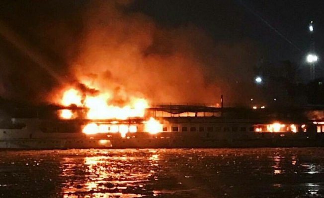 Moskova’da eğlence gemisi yanıyor