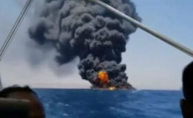 Ticari gemi Somali açıklarında alev aldı