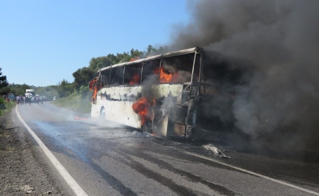Anzakları taşıyan tur otobüsü yandı