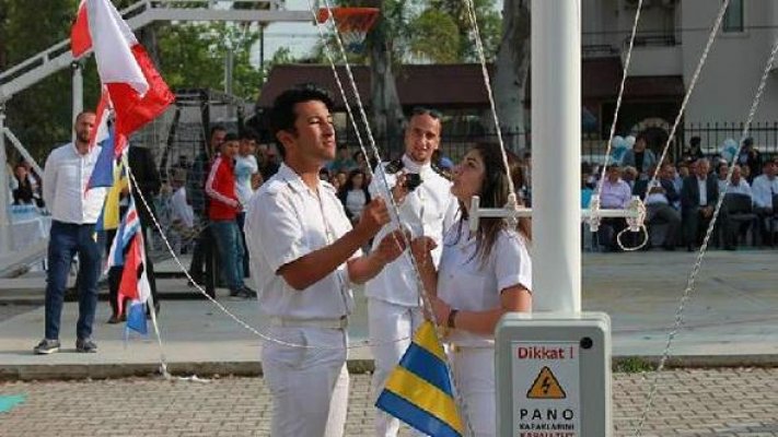 Denizcilik öğrencileri, diplomalarını gölden aldı