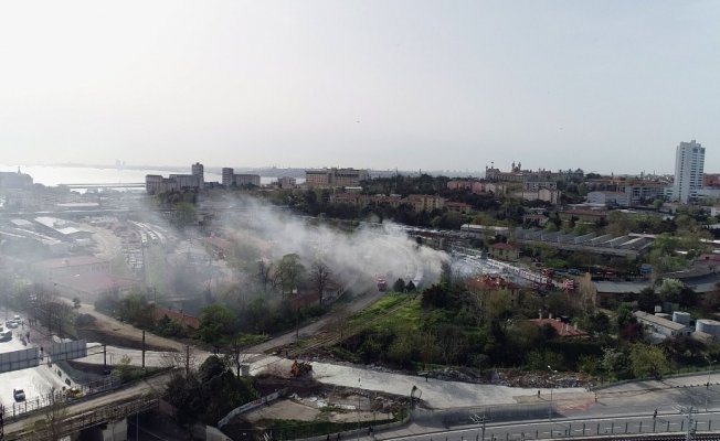 Haydarpaşa Tren Garı’nda çıkan yangın havadan görüntülendi