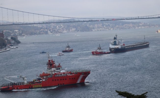Tarihi yalıya çarpan gemi Ahırkapı açıklarına çekiliyor