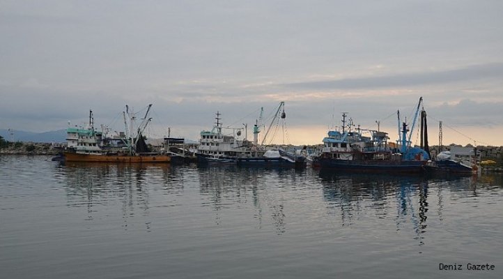 Balıkçı tekneleri onarımda