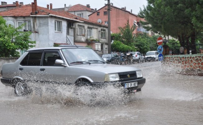Ceviz büyüklüğünde yağan dolu korkuttu