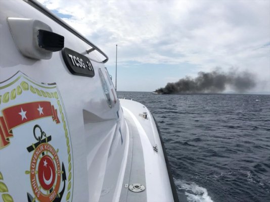 Kuşadası açıklarında tekne yangını