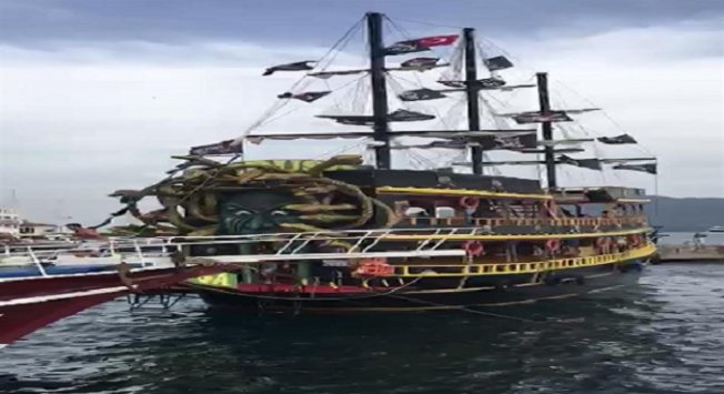 Muğla'da gezi teknesi facianın eşiğinden döndü