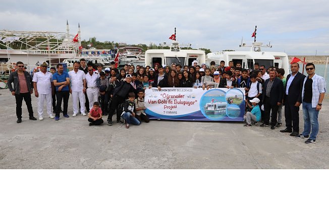 Öğrenciler Van Gölü&#039;nde mavi tura çıktı