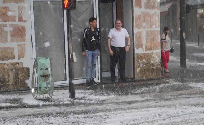 Paris’te dolu yağışı