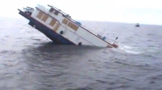 Tarihi gemi sulara gömüldü!