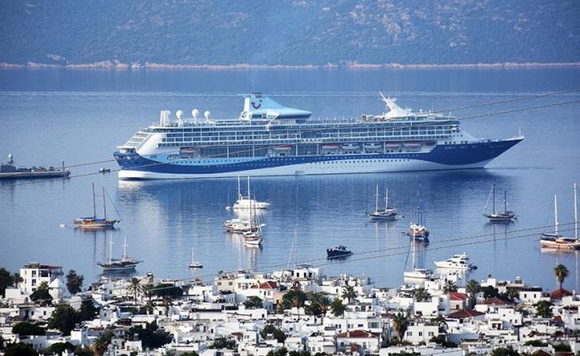 Bodrum'a kruvaziyerle turist akını