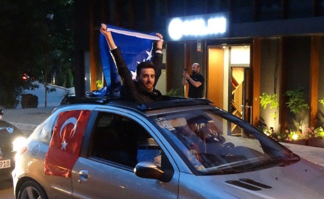 Cumhurbaşkanlığı ve 27. Dönem Milletvekilliği seçimi sonuçlarının açıklanmaya başlamasıyla birlikte Bosna Hersek’te yaşayan Türk vatandaşları sokaklara döküldü